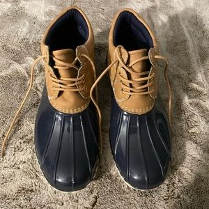 Tommy Hilfiger women's navy &‎ tan duck boots size 8.